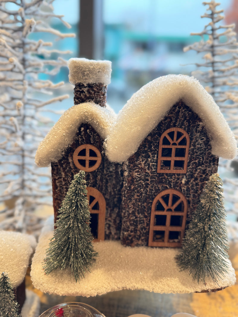 HOUSE WOODEN-LOOK 7" SNOWY ROOF